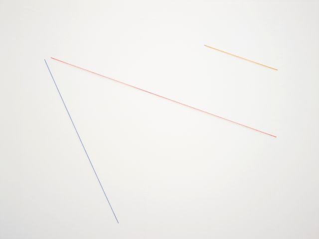 Fred Sandback‚ 'Untitled', 1985, Blue, red and yellow acrylic yarn, 349,9 x 363,2 cm. Photo: Photo: Johannes Stoll / Belvedere, Wien